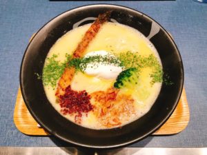 インスタばえる黄金の洋風鶏白湯そば『白』＠麺巧 潮【神田】