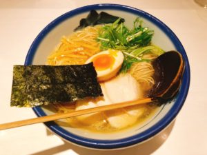 女性人気の高い美しく透き通ったあっさり端麗スープの『柚子塩らーめん』＠AFURI新宿店【新宿】