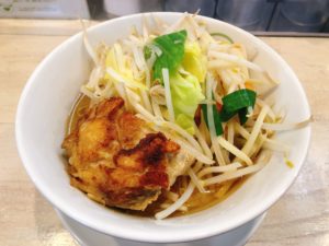 皮はパリッパリ、お肉は超ジューシーな鶏チャーシューが絶品すぎる甘みたっぷりの新鮮野菜が乗った塩ラーメン『鶏太郎』＠ラーメンもりきや【祖師谷大蔵】