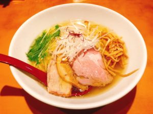 ここでしか味わえないツルツルしこしこ平打ち麺と低温調理されたチャーシューが美味すぎる『香彩鶏だし特製塩ラーメン』＠麺屋翔　品川店【品川】