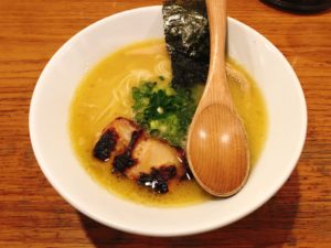 自家製醤油で炙られたプリップリの柔らかい手羽先が絶品の鶏ポタージュスープの『ラーメン　とろり』＠鶏ポタ　ラーメン THANK【浜松町】