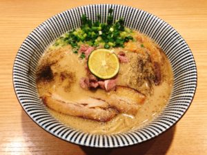 レアのラム肉（子羊）がめちゃくちゃ柔らかくて旨すぎる斬新『ラム豚骨らーめん　塩』＠自家製麺 MENSHO TOKYO【後楽園】