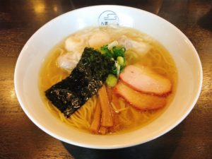 ミシュランに２年連続掲載！海老ワンタンが超絶旨すぎる白醤油ベースのラーメン『特製ワンタン麺』＠八雲【池尻大橋】